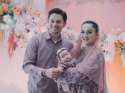 5 Potret Akikah Baby Zeya Anak Tengku Dewi Putri, Sang Ayah Andrew Andika Turut Hadir