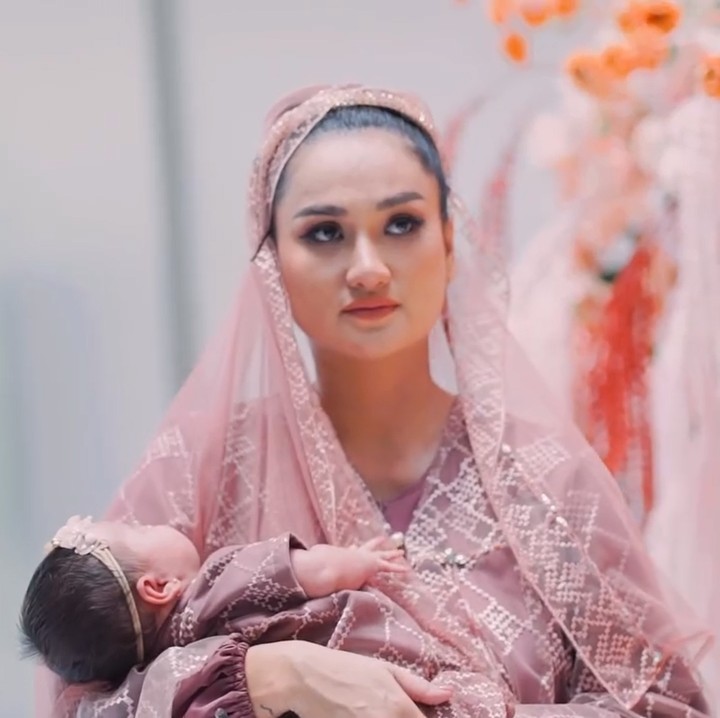 <p>Beberapa waktu yang lalu, Tengku Dewi Putri mengadakan akikah sang putri yang baru lahir, Zeya Savvanah Luv. Momen ini dibagikan Tengku Dewi di akun Instagram pribadi. (Foto: Instagram @tengkudewiputri_tdp)<br /><br /><br /></p>