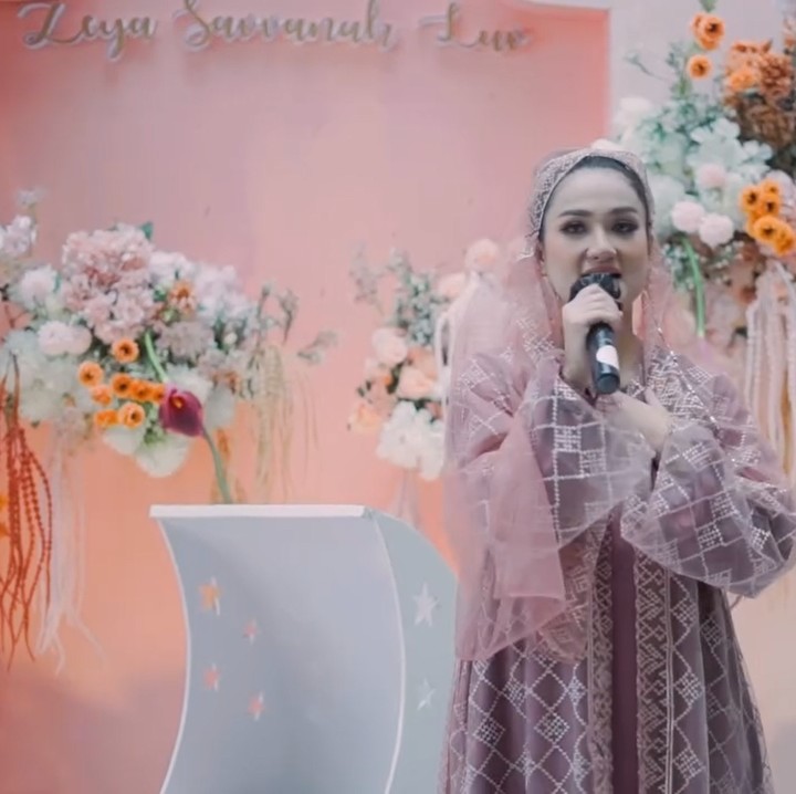 <p>Dalam kesempatan tersebut, perempuan berusia 36 tahun ini juga mengucapkan terima kasih pada seluruh tamu yang hadir di acaranya. "Terimakasih untuk sahabat , kerabat & para tamu yg sudah hadir & mendoakan Baby ZEYA," tulis Tengku Dewi sebagai keterangan foto. (Foto: Instagram @tengkudewiputri_tdp)<br /><br /><br /></p>