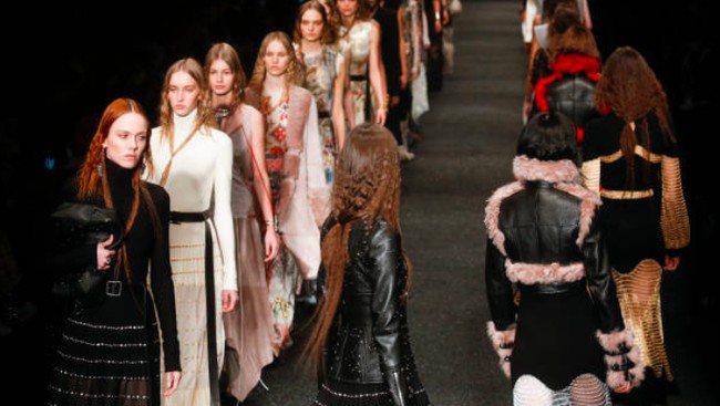Alexander McQueen PHK 20 Persen Staf di Kantor Pusat London Rumah mode Alexander McQueen memangkas 20 persen dari total staf di kantor pusatnya di London, Inggris.