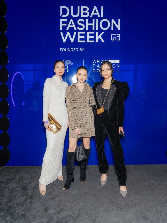 Koleksi yang diperagakan di Dubai Design District (D3) ini turut disaksikan artis tanah air, Beauties. Mereka adalah Alyssa Daguise, Putri Marino, dan Laura Basuki yang hadir berbalutkan busana dari Buttonscarves/ Foto: Courtesy of Buttonscarves
