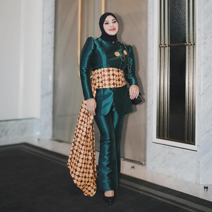<p>Tak kalah modis, Aurel Hermansyah tampil <em>stunning</em> dengan <em>satin silk outfit</em> berwarna hijau <em>emerald.</em> Ia memberi sentuhan batik motif kawung lewat selendang yang ia jadikan sebagai <em>belt</em> pada busananya. (Foto: Instagram @aurelie.hermansyah)</p>
