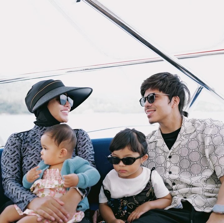 <p>Ketika berlibur bersama anak dan suami, Aurel juga tampil kece dengan <em>holiday outfit.</em> Tengok saja potretnya dalam balutan<em> turtleneck outfit</em> dan topi pantai yang berukuran lebar. Ia juga terlihat <em>trendy</em> dengan kacamata hitam. (Foto: Instagram @aurelie.hermansyah)</p>