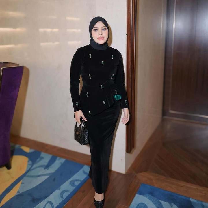 <p>Meski sudah menjadi Bunda dua anak, Aurel Hermansyah tetap tampil memesona di masa menyusui. Penampilan terbarunya kerap mencuri perhatian warganet. Perempuan 26 tahun ini mengaku menjalani program diet untuk mengembalikan penampilannya setelah melahirkan putri keduanya Azzura Humaira Nur Atta. (Foto: Instagram @aurelie.hermansyah)</p>