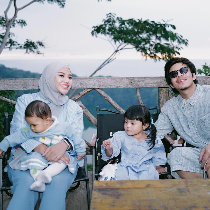 <p>Penampilan Aurel yang kini sibuk mengasuh Ameena dan Azzura menjadi perhatian netizen. "Auranya Aurel luar biasa.. Cantik luar dalam. Senang lihatnya," kata @tichati***. "Mamanur ini aku herannya dia enggak pernah kusam atau buruk auranya dari zaman gadis, menikah, terus hamil, melahirkan, menyusui, sampai kembali fresh lagi auranya tuh selalu positif dan baik," ujar @icaha****. (Foto: Instagram @aurelie.hermansyah)</p>