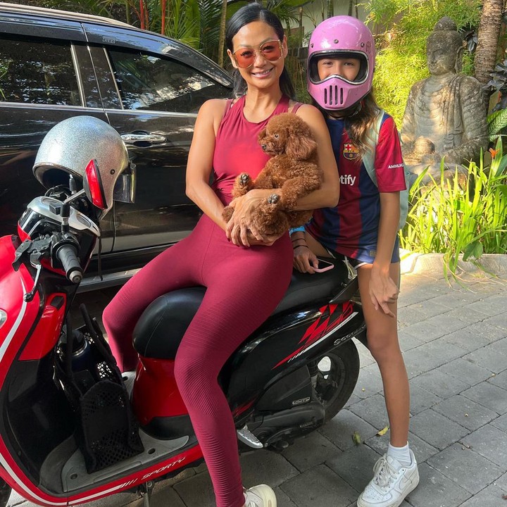 <p>Bunda juga setuju pendapat netizen yang menyebut Ayana mirip Bella? Kita doakan, semoga Ayana selalu sehat dan menjadi kebanggaan orang tuanya, ya. (Foto: Instagram @indahkalalo)</p>