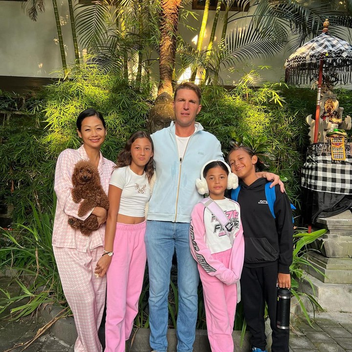 <p>Aktris cantik Indah Mayang Indriyani atau yang dikenal sebagai Indah Kalalo, menikah dengan bule asal Australia bernama Ibrahim Justin Werner. Dalam pernikahan tersebut keduanya dikaruniai tiga orang anak bernama Ayanna Rose Werner, Byron Benjamin Werner, dan Tigerlily Grace Werner.(Foto: Instagram @indahkalalo)<br /><br /><br /></p>