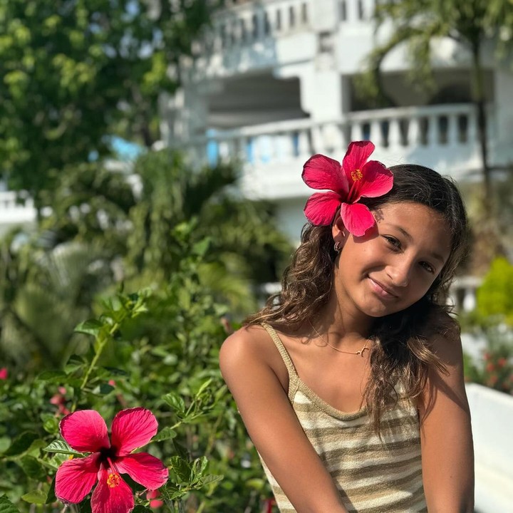 <p>Dalam beberapa postingan yang dibagikan Indah, Ayana juga kerap mendapat pujian. Bahkan, ia pernah disebut mirip dengan Bella Hadid. "<em>Masya Allah</em> cantiknya. Mirip mudanya bella hadid," tutur @qodr****.(Foto: Instagram @indahkalalo)<br /><br /><br /></p>