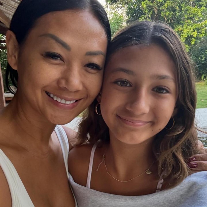 <p>Yang menarik perhatian, putri sulung Indah kini sudah beranjak ABG. Gadis dengan nama panggilan Ayana ini memiliki paras cantik seperti sang ibunda. (Foto: Instagram @indahkalalo)<br /><br /><br /></p>