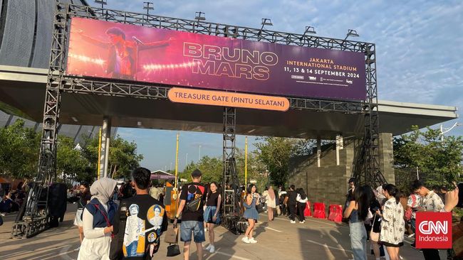 Ribuan penggemar Bruno Mars ramai-ramai memadati stadion JIS sejak sore.