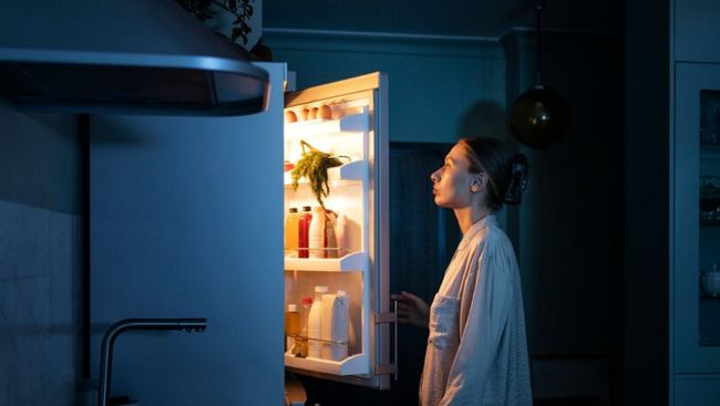 Rasa lapar merupakan dorongan alami tubuh. Namun kalau rasa lapar ini terjadi di malam hari dan bikin kamu terbangun, tentu rasanya menjengkelkan.