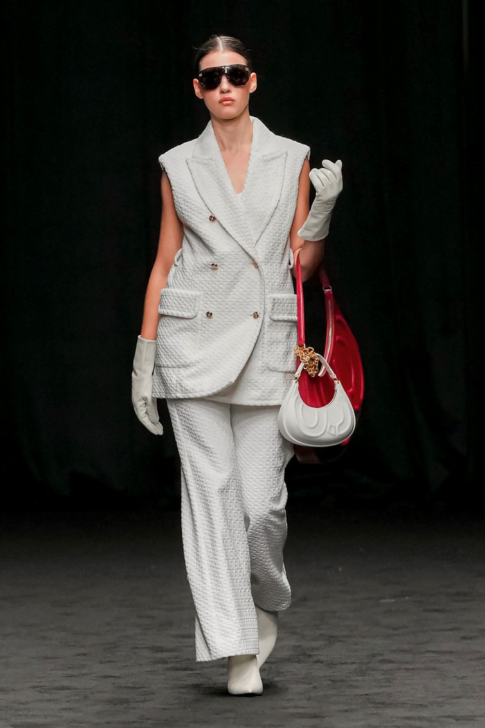 Untuk presentasi di Dubai Fashion Week SS25, koleksi Luscent Dusk dirancang menggunakan palet warna netral. Rona putih kontras dengan latar belakang hitam membuat tiap looks 