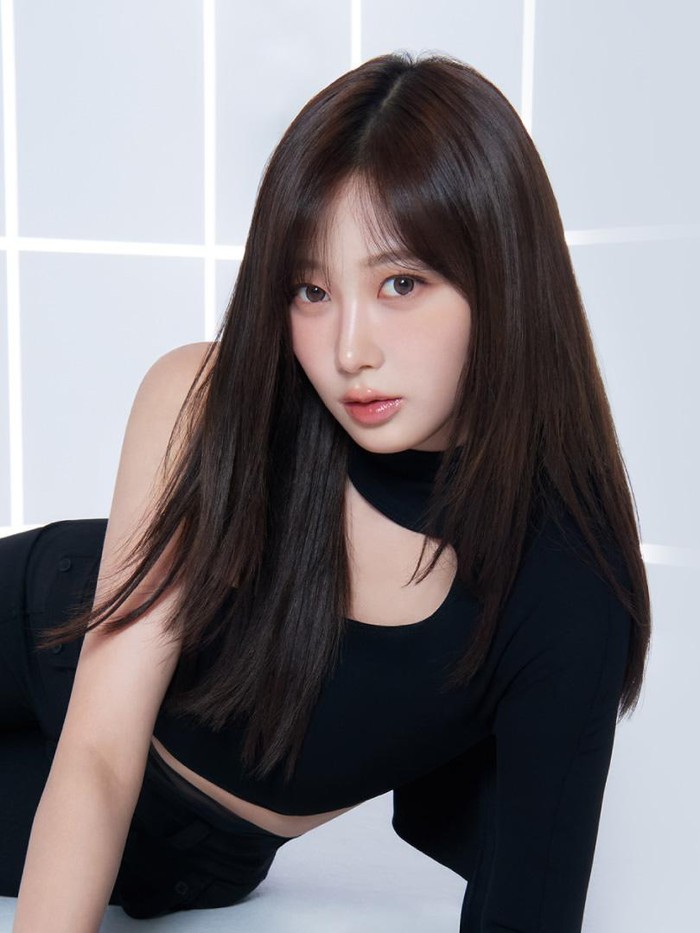 Dalam foto perdananya bersama EITHER&, Giselle aespa tampak mengenakan balutan busana serba hitam dan rambut panjang lurus yang elegan, ia menunjukkan pesona layaknya model profesional./Foto: Instagram.com/eitherand_jp