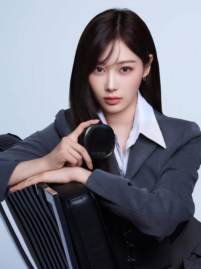 Dalam konsep foto kedua, Giselle tampil lebih formal dengan kemeja putih dan jas elegan yang menambah pesonanya. Brand kosmetik EITHER& diketahui akan buka di Jepang pada musim gugur tahun ini./Foto: Instagram.com/eitherand_jp