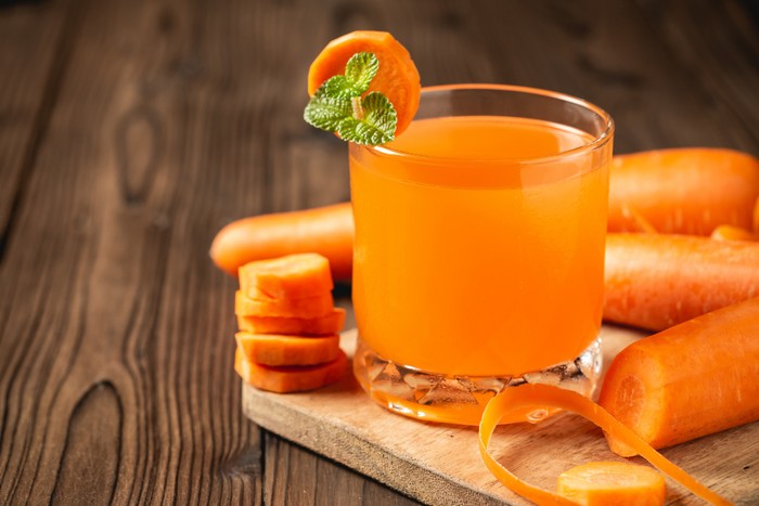 Dalam satu cup jus wortel terdapat 94 kalori dan 9 gram gula/foto: freepik.com/jcomp