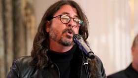 Skandal Selingkuh, Dave Grohl Disebut Kena Karma