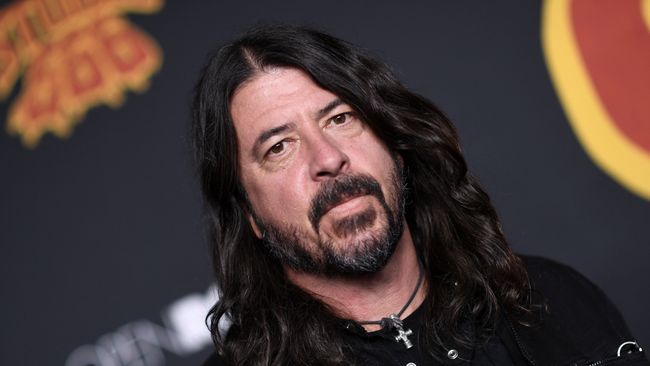 Mantan pacar Dave Grohl menyebut musisi itu sudah berselingkuh sejak mereka masih pacaran, jauh sebelum punya anak di luar nikah baru-baru ini.