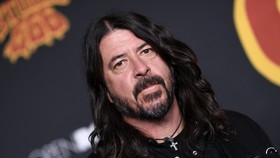 Mantan Pacar Bongkar Tabiat Selingkuh Dave Grohl dari Dulu