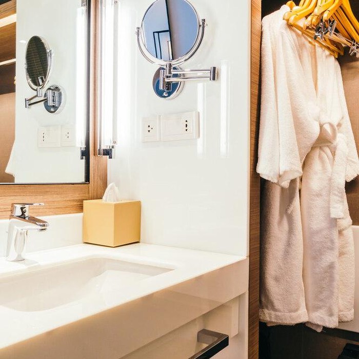 Handuk, jubah mandi, dan hair dryer milik hotel jangan sampai dibawa pulang (Kamar mandi hotel/Foto: freepik.com/lifeforstock)