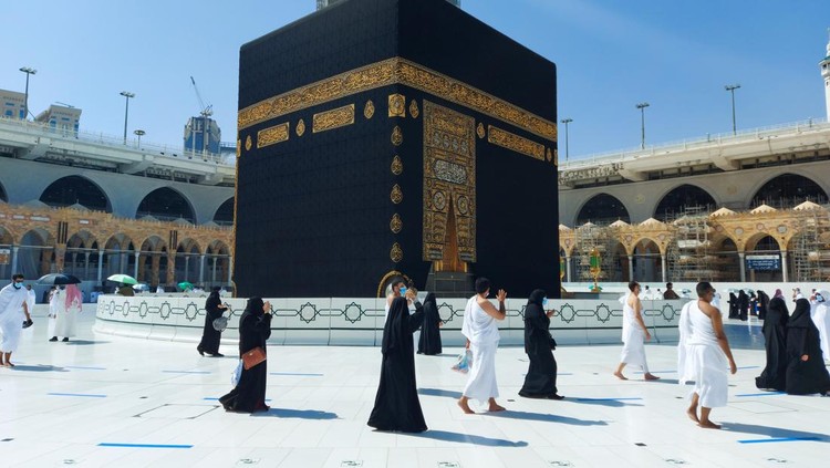 Ilustrasi Mekkah MECCA, SAUDI ARABIA , OCTOBER 22, 2020 - Pilgrims circle the Kaaba in Masjid al-Haram - umrah Fewer Muslims people Socially Distanced corona virus wearing face mask