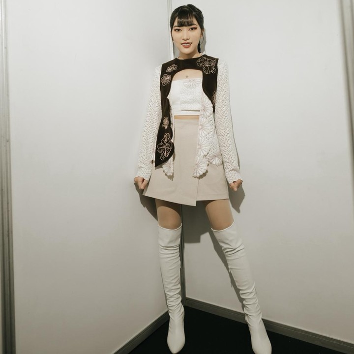 <p>Isyana Sarasvati tak hanya mencuri perhatian lewat suara emasnya, melainkan juga gaya modisnya. Penampilan Isyana tak kalah <em>trendy</em> dari K-Pop idol ketika sedang manggung. Salah satu <em>outfit</em>-nya memadukan <em>crop top</em> dengan <em>mini skirt</em> yang dipakai bersama<em> over the knee boots</em> dan <em>outer</em> asimetris berbahan <em>lace.</em> (Foto: Instagram @isyanasarasvati)</p>