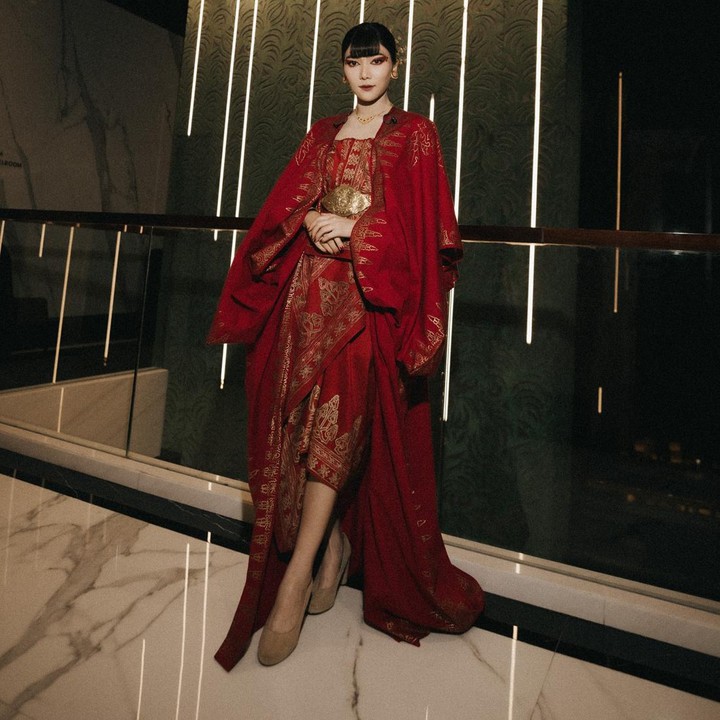 <p>Isyana Sarasvati tampil memesona dalam balutan busana batik dengan <em>outer</em> bersiluet <em>ovesized.</em> Ia mengenakan <em>belt</em> bernuansa emas yang mewah pada bagian pinggang. (Foto: Instagram @isyanasarasvati)</p>
