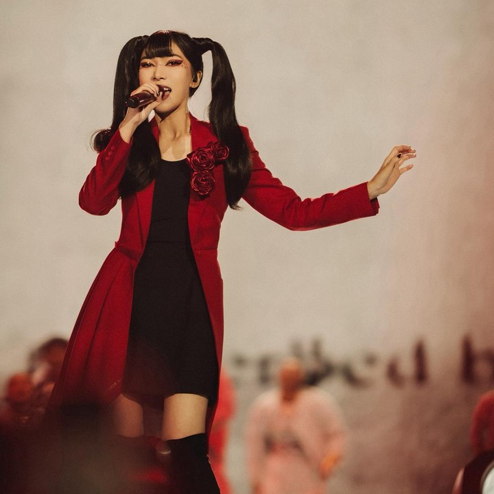 <p>Perempuan berusia 31 tahun ini tampil <em>cute</em> dengan gaya rambut <em>twin ponytail.</em> Ia mengenakan <em>outer maroon</em> dengan<em> mini dress</em> hitam yang senada dengan sepatu <em>boots</em>-nya. (Foto: Instagram @isyanasarasvati)</p>