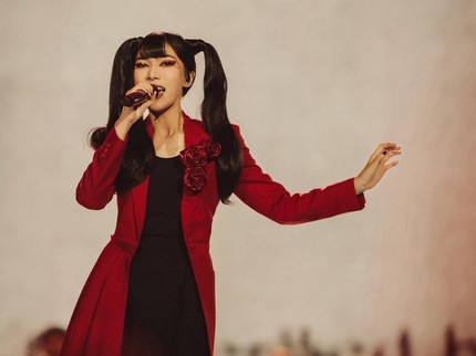 5 Potret Kostum Panggung Isyana Sarasvati yang Unik dan Elegan