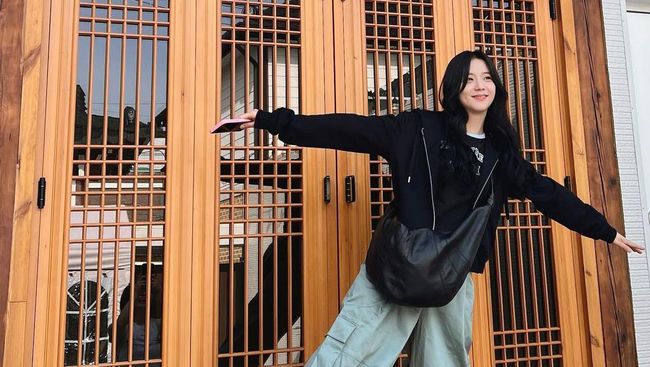 Inspirasi Gaya Sporty Pakai Cargo Pants dari Jisoo BLACKPINK Inspirasi Gaya Sporty Pakai Cargo Pants dari Jisoo BLACKPINK