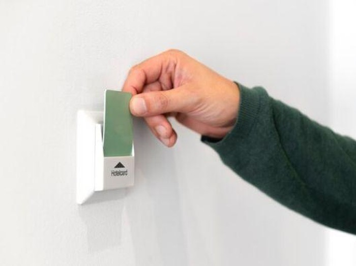 Jika kamu kehilangan kunci, pihak hotel harus mengeluarkan biaya untuk membuat duplikat atau bahkan mengganti kunci, jika tidak ada kunci cadangan.