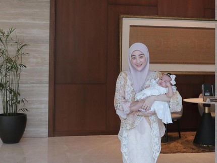 5 Manfaat Sering Bacakan Buku untuk Bayi Baru Lahir Seperti Dilakukan Larissa Chou
