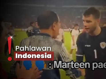 img-title Momen Maarten Paes Bersalaman dengan Presiden Jokowi usai Tanding