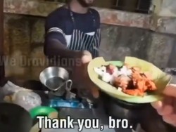 Tanpa Gengsi! Mahasiswa Doktoral Jualan Ayam Goreng Kaki Lima