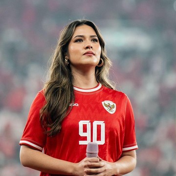 Gaya Sporty-Chic Raisa Pakai Jersey Timnas Curi Perhatian Saat Tampil di GBK