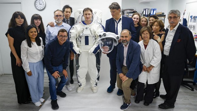 FOTO: Baju Astronot ala Pierre Cardin