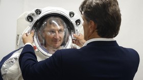 FOTO: Baju Astronot ala Pierre Cardin