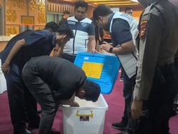 Polisi Sita 25 Box Dokumen-PC saat Geledah Sekretariat DPRD Riau