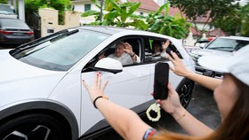 Bukan Lagi Merek Toyota, Paus Fransiskus Naik Ioniq 5 di Singapura