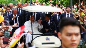 Tiba di Singapura, Paus Fransiskus Naik Mobil Golf Sapa Warga