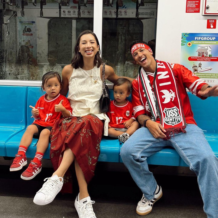 <p>Jennifer dan Irfan Bachdim mengajak kedua putranya, Kiyoji dan Kiro, menyaksikan secara langsung pertandingan Timnas Indonesia melawan Australia. Mereka bahkan datang dengan naik MRT, lho. "Dalam perjalanan kita untuk mendukung timnas," papar Jennifer. (Foto: Instagram: @jenniferbachdim)</p>