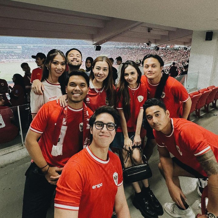 <p>Bersama sang istri, Mahalini, Rizky Febian juga hadir di GBK untuk menyaksikan pertandingan Timnas Indonesia secara langsung. "0-0 tetap semangat Indonesiaku. Perjalanan masih panjang. Lari-larian sama istri tadi seru banget," ujar Rizky Febian. (Foto: Instagram: @rizkyfbian)</p>