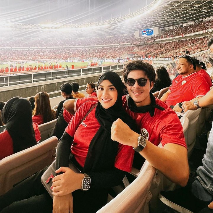 <p>Atta dan Aurel Hermansyah turut hadir langsung di Stadion Gelora Bung Karno untuk mendukung timnas, Bunda. Keduanya pun kompak mengenakan jersey merah khas timnas Indonesia. "TIMNAS DAY! Aus Rank 22 vs Indonesia Rank 133 bisa dapat poin. Bangga. Yakin timnas Indonesia lolos piasa dunia?" tulis Atta pada laman Instagram-nya. (Foto: Instagram: @attahalilintar)</p>