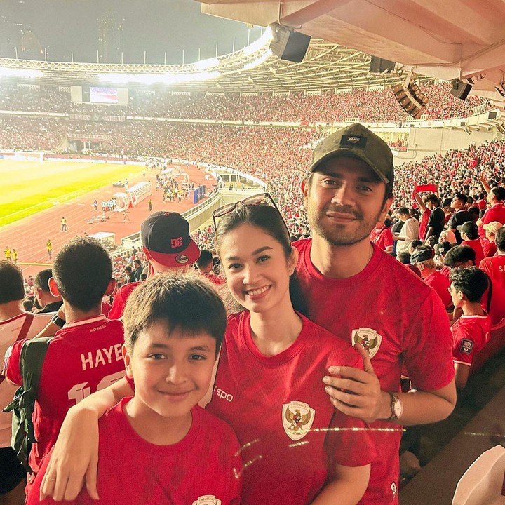 <p>Faradilla Yoshi dan sang suami, Bryan Mckenzie, juga menyaksikan pertandingan Timnas Indonesia vs Australia. Tidak hanya berdua, Faradilla pun turut mengajak sang putra, Arjuna. (Foto: Instagram: @faradillayoshi)</p>