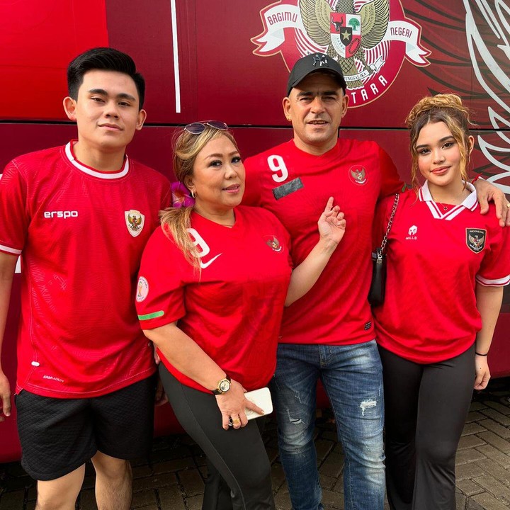 <p>Mantan pemain timnas Christian Gonzales, juga menyaksikan pertandingan bersama keluarganya, Bunda. Ia mengajak sang istri, Eva, dan kedua anaknya, Nando serta Vanessa. "Bersyukur dengan 1 poin yang sangat berharga malam ini dan sungguh luar biasa sangat mengingatkan saya pada 2010. Sangat bangga dengan kemajuan sepakbola <em>@timnasindonesia</em> kita," ungkapnya. (Foto: Instagram: @el_locogoliadorcg10_)</p>