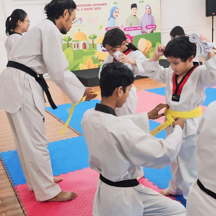 <p>Pada salah satu unggahan di media sosial sang Bunda, Yoda bersama sang Kakak, RR. Ramania Putri Broto Asmoro, mengikuti tes peningkatan sabuk taekwondo. Keduanya pun terlihat bersenang-senang mengikuti tes ini. (Foto: Instagram: @reisabrotoasmoro)</p>