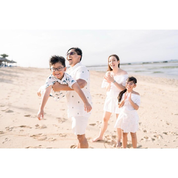 <p>Melihat dari laman Instagram-nya, dr. Reisa kerap mengunggah kebersamaannya bareng keluarga. Mulai dari kegiatan di rumah hingga berlibur. (Foto: Instagram: @reisabrotoasmoro @vier.moments)</p>