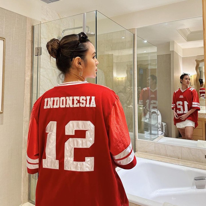 <p>Dalam kesempatan tersebut, Bunda satu anak ini tampil menyanyikan lagu nasional, yang dilantunkan bersama pendukung timnas Indonesia di tribun penonton. (Foto: @high_iso via Instagram @raisa6690)<br /><br /><br /></p>