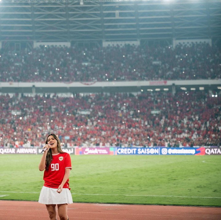 <p>Istri Hamish Daud ini juga sempat <em>overthinking</em>. Meski begitu, ia berusaha tetap optimis dan berhasil menyanyikan lagu <em>Indonesia Pusaka</em> dengan sangat baik. "Enggak tahu kehadiranku diinginkan atau enggak, tapi aku berdoa, datang kesini dengan energi dan niat yang baik, semoga juga diterima dengan baik. Dan, luar biasa, sampai gemeterrr & merinding."(Foto: @high_iso via Instagram @raisa6690)<br /><br /><br /></p>