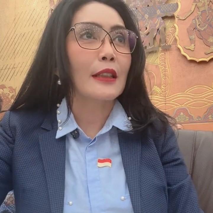 <p>Rieke Diah Pitaloka kini terjun ke dunia politik dan menjadi anggota Dewan Perwakilan Rakyat (DPR), Bunda. Meski telah sibuk menjadi wakil rakyat, perempuan berusia 50 tahun ini tetap aktif bermedia sosial membagikan beragam hal.(Foto: Instagram @riekediahp)<br /><br /><br /></p>