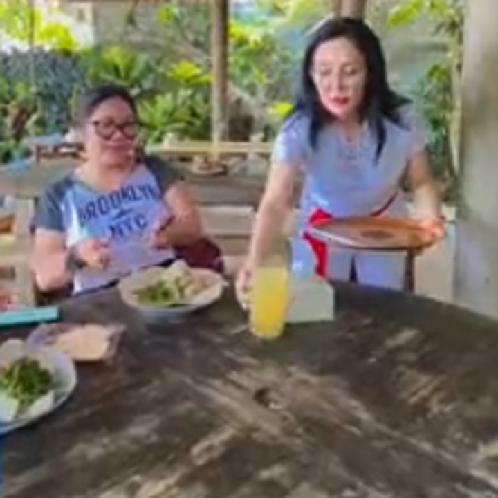 <p>Melalui akun pribadinya, Rieke tak hanya pamer aktivitas keseharianya sebagai anggota dewan. Misalnya, ia juga pernah unjuk momen ketika menjadi pelayan di rumah makan milik sang ibunda yang berada di Bali seperti berikut. "Bantu Ibu ku di Warung Krisna #sanur," tulisnya di caption. (Foto: Instagram @riekediahp)<br /><br /><br /></p>